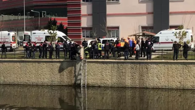 Atladığı sudan çıkartılmak için dakikalarca ikna edilmeye çalışıldı Atladığı sudan çıkartılmak için dakikalarca ikna edilmeye çalışıldı