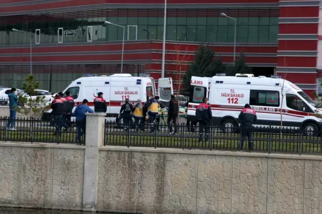 Atladığı sudan çıkartılmak için dakikalarca ikna edilmeye çalışıldı Atladığı sudan çıkartılmak için dakikalarca ikna edilmeye çalışıldı
