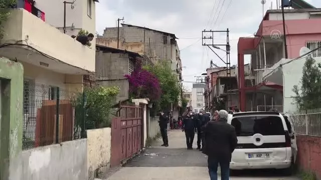 Babasının rehin tutup damdan atmakla tehdit ettiği 4 yaşındaki çocuk kurtarıldı Babasının rehin tutup damdan atmakla tehdit ettiği 4 yaşındaki çocuk kurtarıldı
