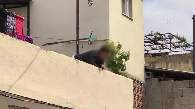 Babasının rehin tutup damdan atmakla tehdit ettiği 4 yaşındaki çocuk kurtarıldı Babasının rehin tutup damdan atmakla tehdit ettiği 4 yaşındaki çocuk kurtarıldı