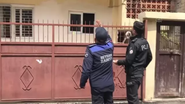 Babasının rehin tutup damdan atmakla tehdit ettiği 4 yaşındaki çocuk kurtarıldı Babasının rehin tutup damdan atmakla tehdit ettiği 4 yaşındaki çocuk kurtarıldı