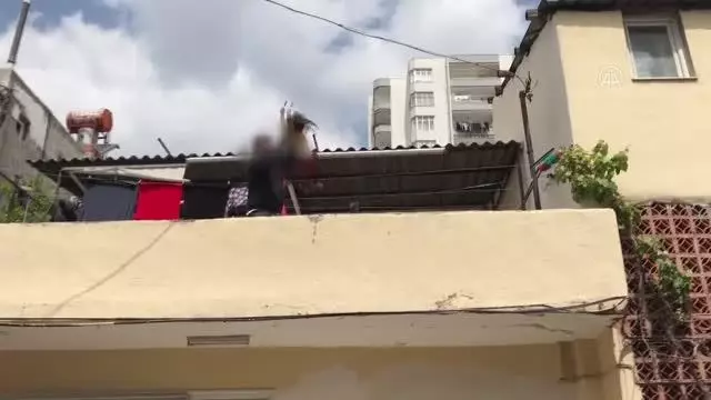 Babasının rehin tutup damdan atmakla tehdit ettiği 4 yaşındaki çocuk kurtarıldı Babasının rehin tutup damdan atmakla tehdit ettiği 4 yaşındaki çocuk kurtarıldı