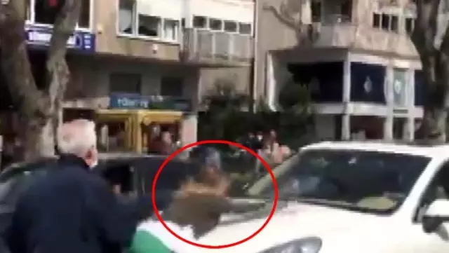 Bağdat Caddesi'nde bunalıma giren genç kadın ortalığı birbirine kattı Bağdat Caddesi'nde bunalıma giren genç kadın ortalığı birbirine kattı