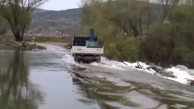 BALIKESİR - Evlerine kısa yoldan gitmek isteyen vatandaşlar, araçlarıyla su altında kalan köprüden geçiyor BALIKESİR - Evlerine kısa yoldan gitmek isteyen vatandaşlar, araçlarıyla su altında kalan köprüden geçiyor