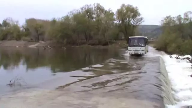BALIKESİR - Evlerine kısa yoldan gitmek isteyen vatandaşlar, araçlarıyla su altında kalan köprüden geçiyor BALIKESİR - Evlerine kısa yoldan gitmek isteyen vatandaşlar, araçlarıyla su altında kalan köprüden geçiyor