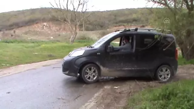 BALIKESİR - Evlerine kısa yoldan gitmek isteyen vatandaşlar, araçlarıyla su altında kalan köprüden geçiyor BALIKESİR - Evlerine kısa yoldan gitmek isteyen vatandaşlar, araçlarıyla su altında kalan köprüden geçiyor