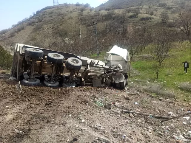 Başkent'te 2 aracın çarpıştığı kazada 1 kişi yaralandı Başkent'te 2 aracın çarpıştığı kazada 1 kişi yaralandı