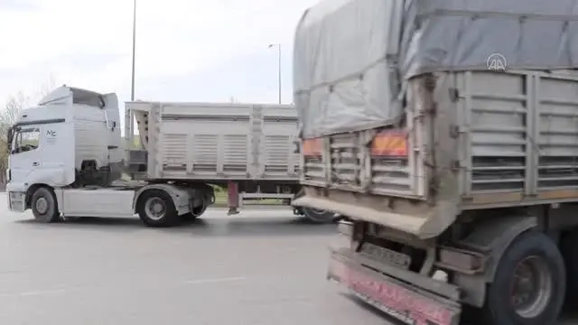 Beton viyadük ayağı taşıyan tırın devrilmesi trafiğin aksamasına yol açtı Beton viyadük ayağı taşıyan tırın devrilmesi trafiğin aksamasına yol açtı