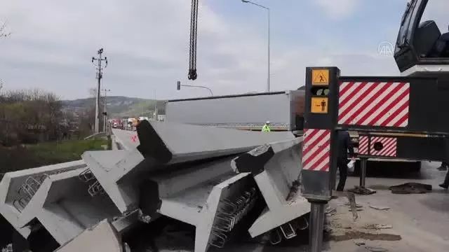 Beton viyadük ayağı taşıyan tırın devrilmesi trafiğin aksamasına yol açtı Beton viyadük ayağı taşıyan tırın devrilmesi trafiğin aksamasına yol açtı