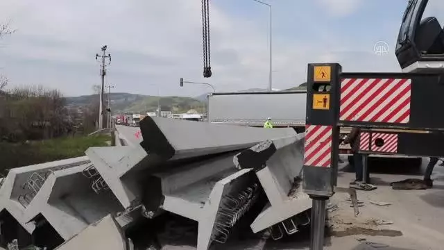 Beton viyadük ayağı taşıyan tırın devrilmesi trafiğin aksamasına yol açtı Beton viyadük ayağı taşıyan tırın devrilmesi trafiğin aksamasına yol açtı
