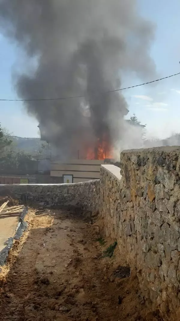 Son dakika haber... BEYKOZ'DA TADİLAT YAPILAN VİLLADA YANGINI Son dakika haber... BEYKOZ'DA TADİLAT YAPILAN VİLLADA YANGINI