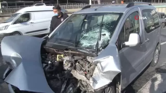 Beylikdüzü E-5'te iki araç çarpıştı: 2 yaralı Beylikdüzü E-5'te iki araç çarpıştı: 2 yaralı