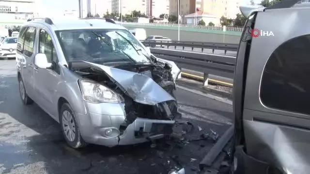 Beylikdüzü E-5'te iki araç çarpıştı: 2 yaralı Beylikdüzü E-5'te iki araç çarpıştı: 2 yaralı