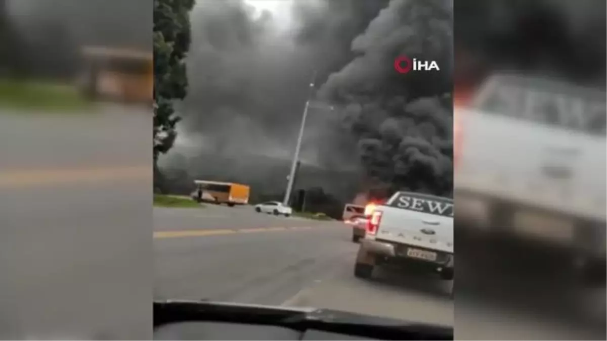 Son dakika haberleri! - Brezilya'da tırın çarptığı otobüs alev aldı: 1 ölü