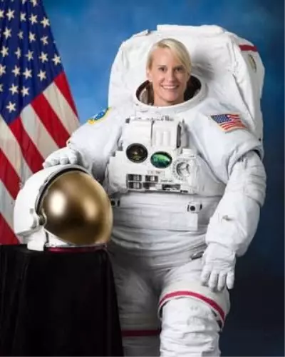 Astronot Kate Rubins'e Van kedisi hediye edildi Astronot Kate Rubins'e Van kedisi hediye edildi
