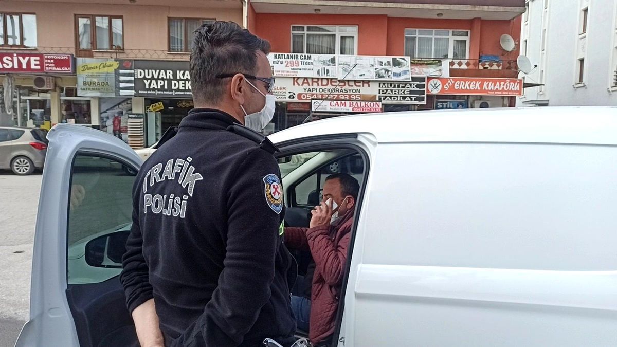 Cep telefonu ile konuşan sürücü uyarıdan sonra telefonunu kapattı