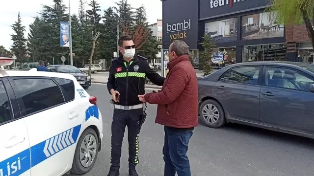 Cep telefonu ile konuşan sürücü uyarıdan sonra telefonunu kapattı Cep telefonu ile konuşan sürücü uyarıdan sonra telefonunu kapattı