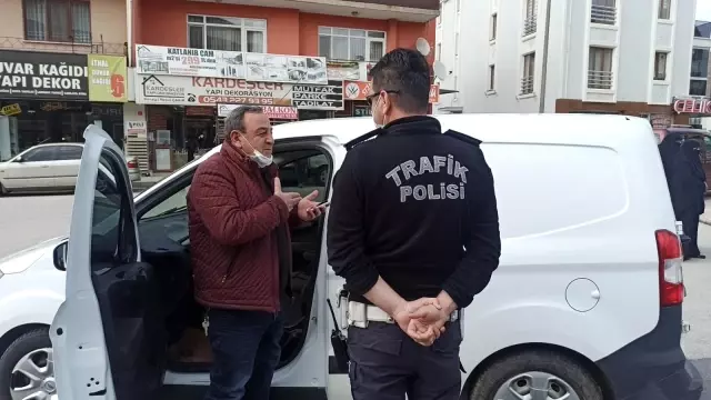 Cep telefonu ile konuşan sürücü uyarıdan sonra telefonunu kapattı Cep telefonu ile konuşan sürücü uyarıdan sonra telefonunu kapattı