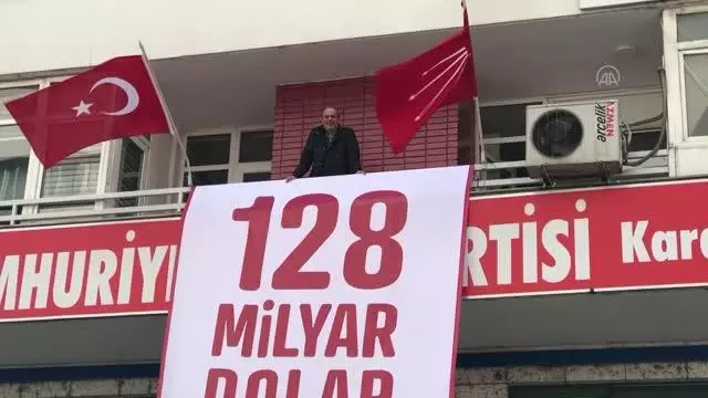 CHP Karabük İl Başkanlığı binasına asılan afiş indirildi CHP Karabük İl Başkanlığı binasına asılan afiş indirildi