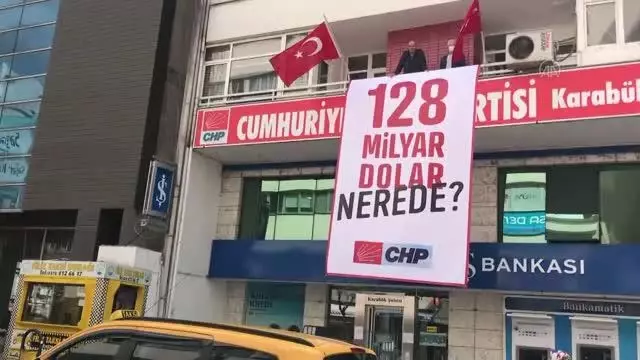 CHP Karabük İl Başkanlığı binasına asılan afiş indirildi CHP Karabük İl Başkanlığı binasına asılan afiş indirildi
