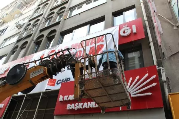 CHP KOCAELİ İL BAŞKANLIĞI'NDA ASILI PANKART POLİS EŞLİĞİNDE İNDİRİLDİ CHP KOCAELİ İL BAŞKANLIĞI'NDA ASILI PANKART POLİS EŞLİĞİNDE İNDİRİLDİ
