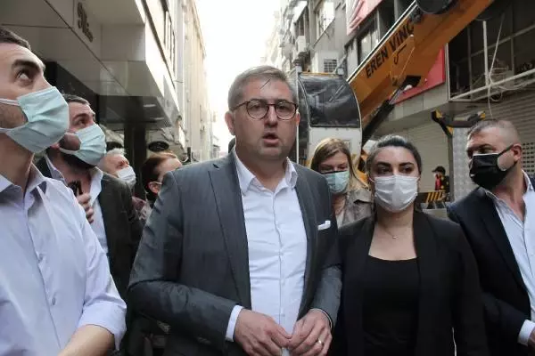 CHP KOCAELİ İL BAŞKANLIĞI'NDA ASILI PANKART POLİS EŞLİĞİNDE İNDİRİLDİ CHP KOCAELİ İL BAŞKANLIĞI'NDA ASILI PANKART POLİS EŞLİĞİNDE İNDİRİLDİ