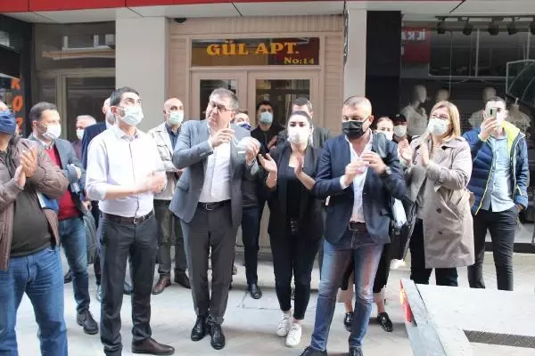 CHP KOCAELİ İL BAŞKANLIĞI'NDA ASILI PANKART POLİS EŞLİĞİNDE İNDİRİLDİ CHP KOCAELİ İL BAŞKANLIĞI'NDA ASILI PANKART POLİS EŞLİĞİNDE İNDİRİLDİ