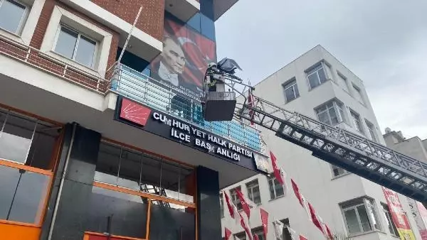 CHP TURGUTLU İLÇE BAŞKANLIĞI'NA ASILAN PANKARTI POLİS KALDIRDI CHP TURGUTLU İLÇE BAŞKANLIĞI'NA ASILAN PANKARTI POLİS KALDIRDI