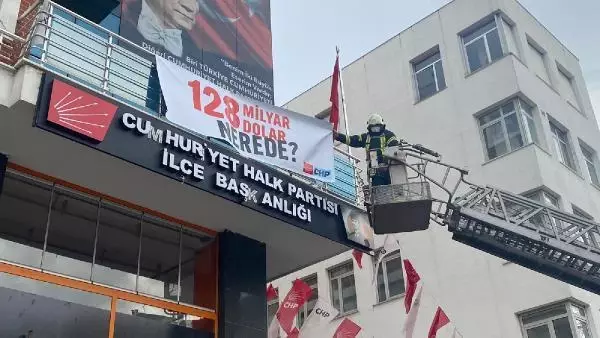 CHP TURGUTLU İLÇE BAŞKANLIĞI'NA ASILAN PANKARTI POLİS KALDIRDI CHP TURGUTLU İLÇE BAŞKANLIĞI'NA ASILAN PANKARTI POLİS KALDIRDI