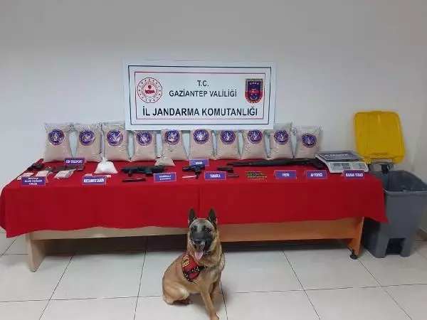 Son dakika haberleri: GAZİANTEP ÇÖP KOVASINDAKİ 41 KİLO EROİNE 1 GÖZALTI Son dakika haberleri: GAZİANTEP ÇÖP KOVASINDAKİ 41 KİLO EROİNE 1 GÖZALTI