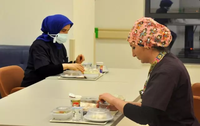 Covid-19 servisinde hemşirelerin ilk iftarı Covid-19 servisinde hemşirelerin ilk iftarı