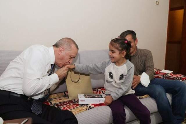 Cumhurbaşkanı Erdoğan, bir vatandaşın evinde iftar yaptı Cumhurbaşkanı Erdoğan, bir vatandaşın evinde iftar yaptı