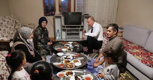 Cumhurbaşkanı Erdoğan'dan sürpriz ziyaret! Yer sofrasında iftar yaptı Cumhurbaşkanı Erdoğan'dan sürpriz ziyaret! Yer sofrasında iftar yaptı