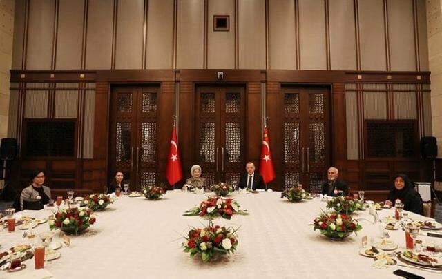 Cumhurbaşkanı Erdoğan'dan sürpriz ziyaret! Yer sofrasında iftar yaptı Cumhurbaşkanı Erdoğan'dan sürpriz ziyaret! Yer sofrasında iftar yaptı
