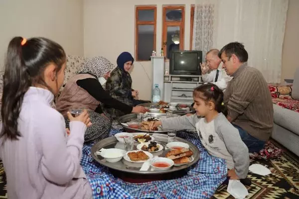 Cumhurbaşkanı Erdoğan, vatandaşın evinde iftara katıldı Cumhurbaşkanı Erdoğan, vatandaşın evinde iftara katıldı