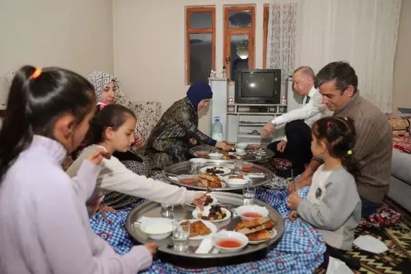 Cumhurbaşkanı Erdoğan, vatandaşın evinde iftara katıldı Cumhurbaşkanı Erdoğan, vatandaşın evinde iftara katıldı