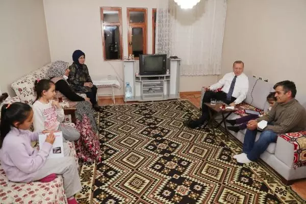 Cumhurbaşkanı Erdoğan, vatandaşın evinde iftara katıldı Cumhurbaşkanı Erdoğan, vatandaşın evinde iftara katıldı