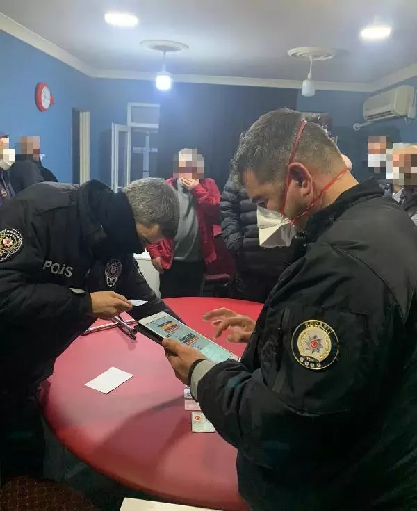 Dernekte kağıt oyunu oynayan 23 kişiye 'koronavirüs' cezası Dernekte kağıt oyunu oynayan 23 kişiye 'koronavirüs' cezası