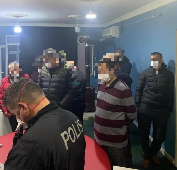 Dernekte kağıt oyunu oynayan 23 kişiye 'koronavirüs' cezası Dernekte kağıt oyunu oynayan 23 kişiye 'koronavirüs' cezası