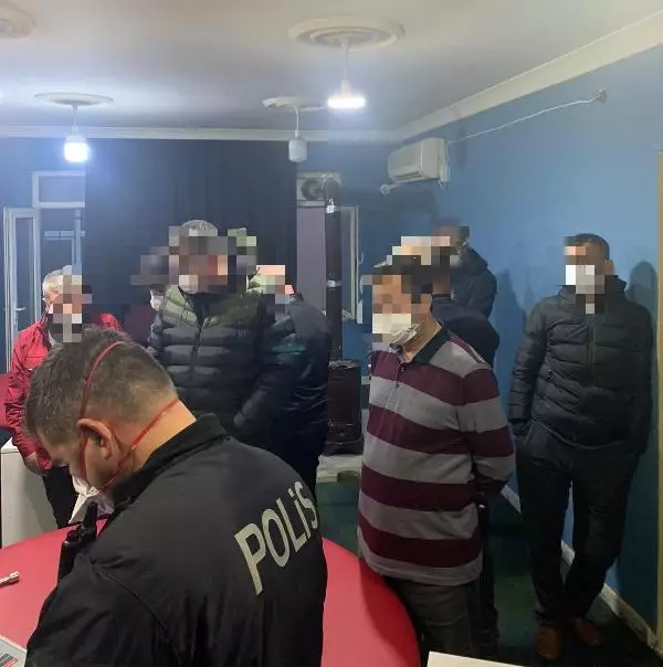 Dernekte kağıt oyunu oynayan 23 kişiye 'koronavirüs' cezası Dernekte kağıt oyunu oynayan 23 kişiye 'koronavirüs' cezası