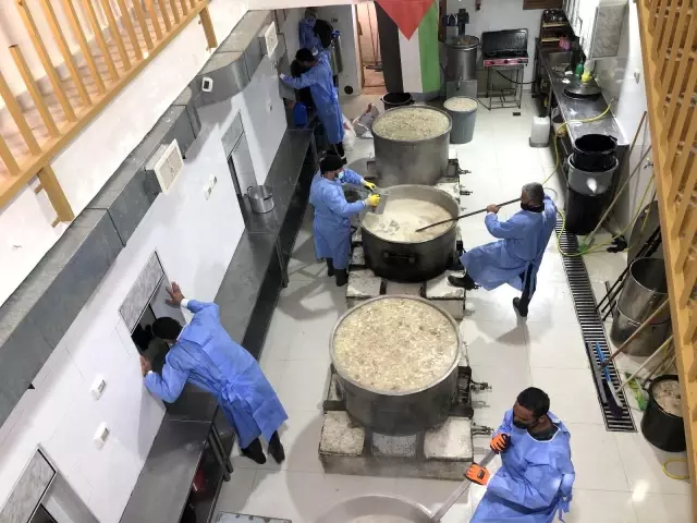 El Halil'deki İbrahim Tekkesi'nde yoksullara iftar yemekleri dağıtılıyor El Halil'deki İbrahim Tekkesi'nde yoksullara iftar yemekleri dağıtılıyor