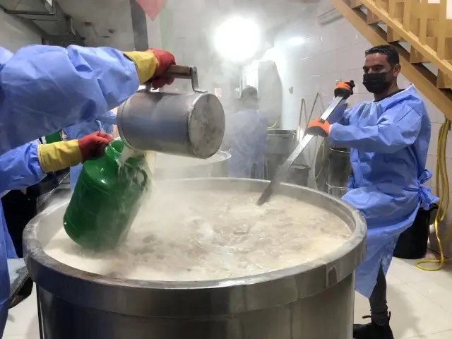 El Halil'deki İbrahim Tekkesi'nde yoksullara iftar yemekleri dağıtılıyor El Halil'deki İbrahim Tekkesi'nde yoksullara iftar yemekleri dağıtılıyor