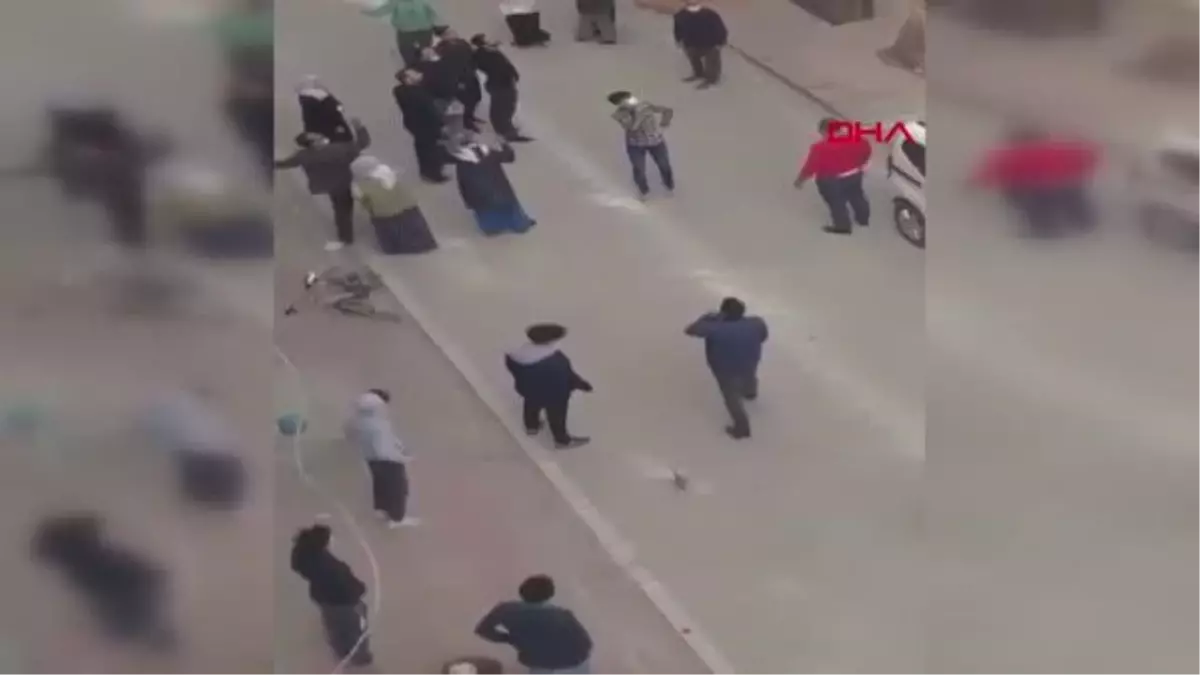 Son dakika haber | ESENYURT'TA İKİ AİLE ARASINDA BALTALI, SOPALI KAVGA ANI KAMERADA(YENİDEN)
