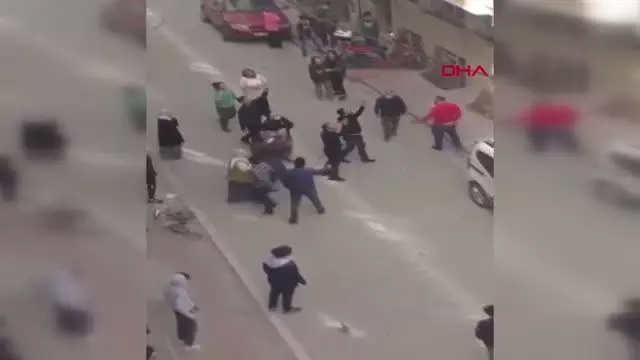 Son dakika haber | ESENYURT'TA İKİ AİLE ARASINDA BALTALI, SOPALI KAVGA ANI KAMERADA(YENİDEN)
