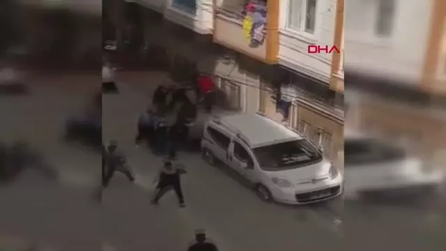 Son dakika haber | ESENYURT'TA İKİ AİLE ARASINDA BALTALI, SOPALI KAVGA ANI KAMERADA(YENİDEN)
