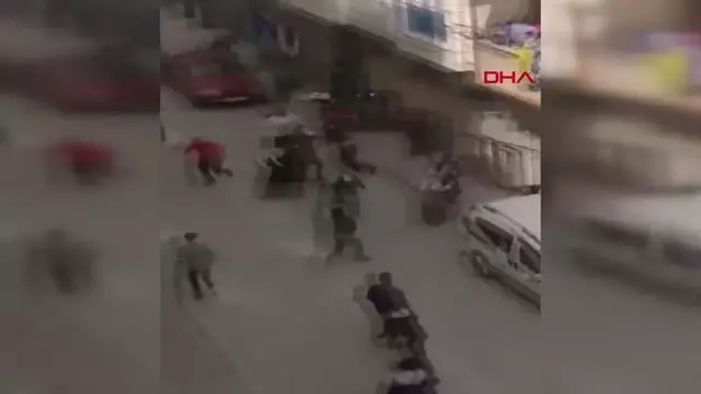 Son dakika haber | ESENYURT'TA İKİ AİLE ARASINDA BALTALI, SOPALI KAVGA ANI KAMERADA(YENİDEN)