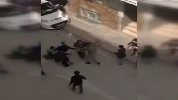Son dakika haber | ESENYURT'TA İKİ AİLE ARASINDA BALTALI, SOPALI KAVGA ANI KAMERADA(YENİDEN)