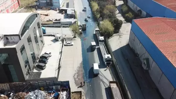 Esenyurt'ta 'mavi su' bu kez rögardan fışkırdı Esenyurt'ta 'mavi su' bu kez rögardan fışkırdı