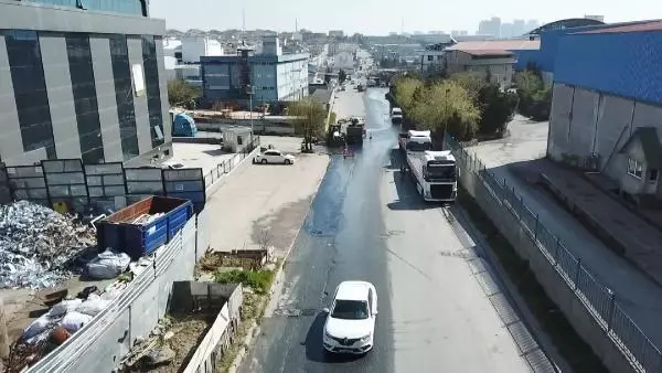 Esenyurt'ta 'mavi su' bu kez rögardan fışkırdı Esenyurt'ta 'mavi su' bu kez rögardan fışkırdı