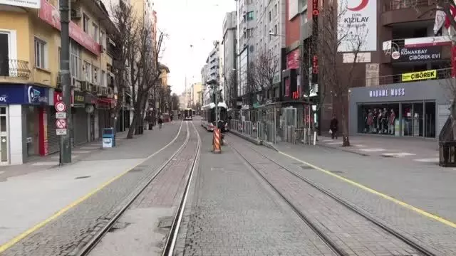 ESKİŞEHİR - Sokağa çıkma kısıtlamasına uyuluyor ESKİŞEHİR - Sokağa çıkma kısıtlamasına uyuluyor